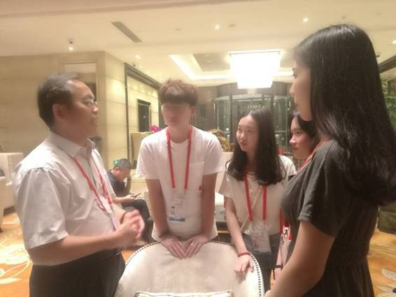 外侨办王建平处长和志愿者交流谈话